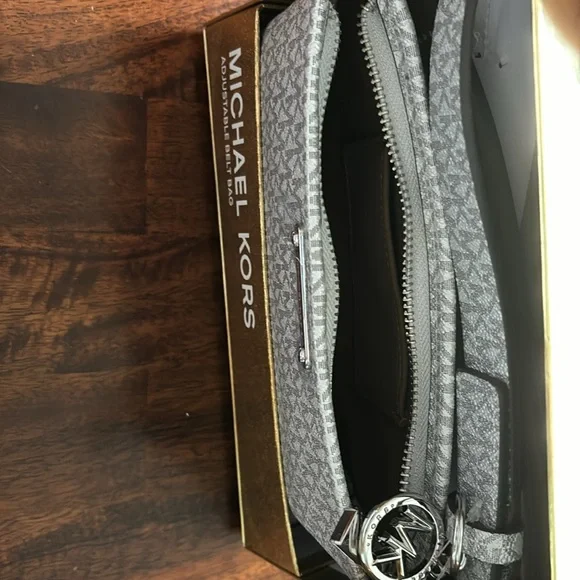 Michael Kors adjustable belt bag - Picture 3 of 6